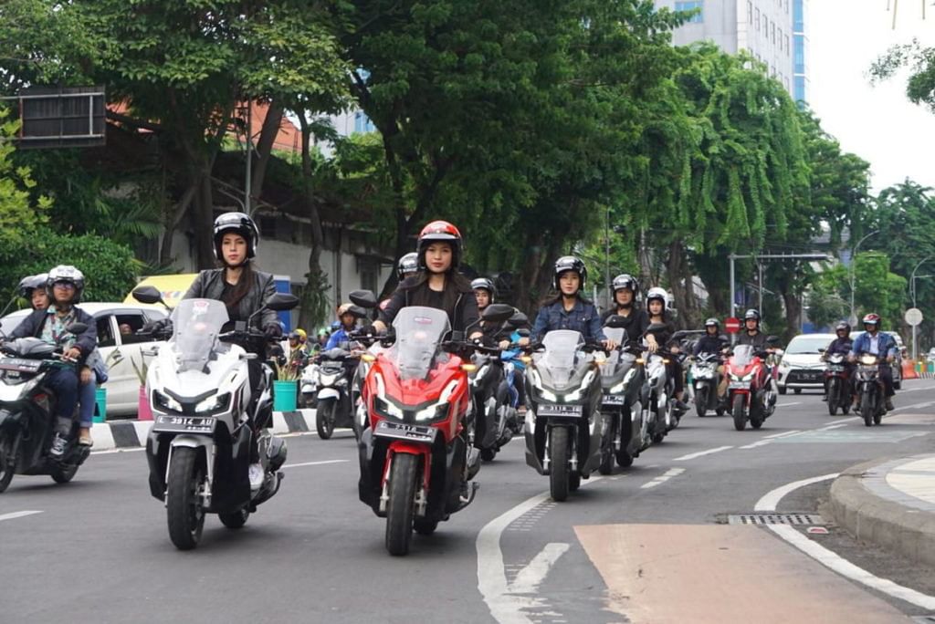 Ilustrasi touring naik motor